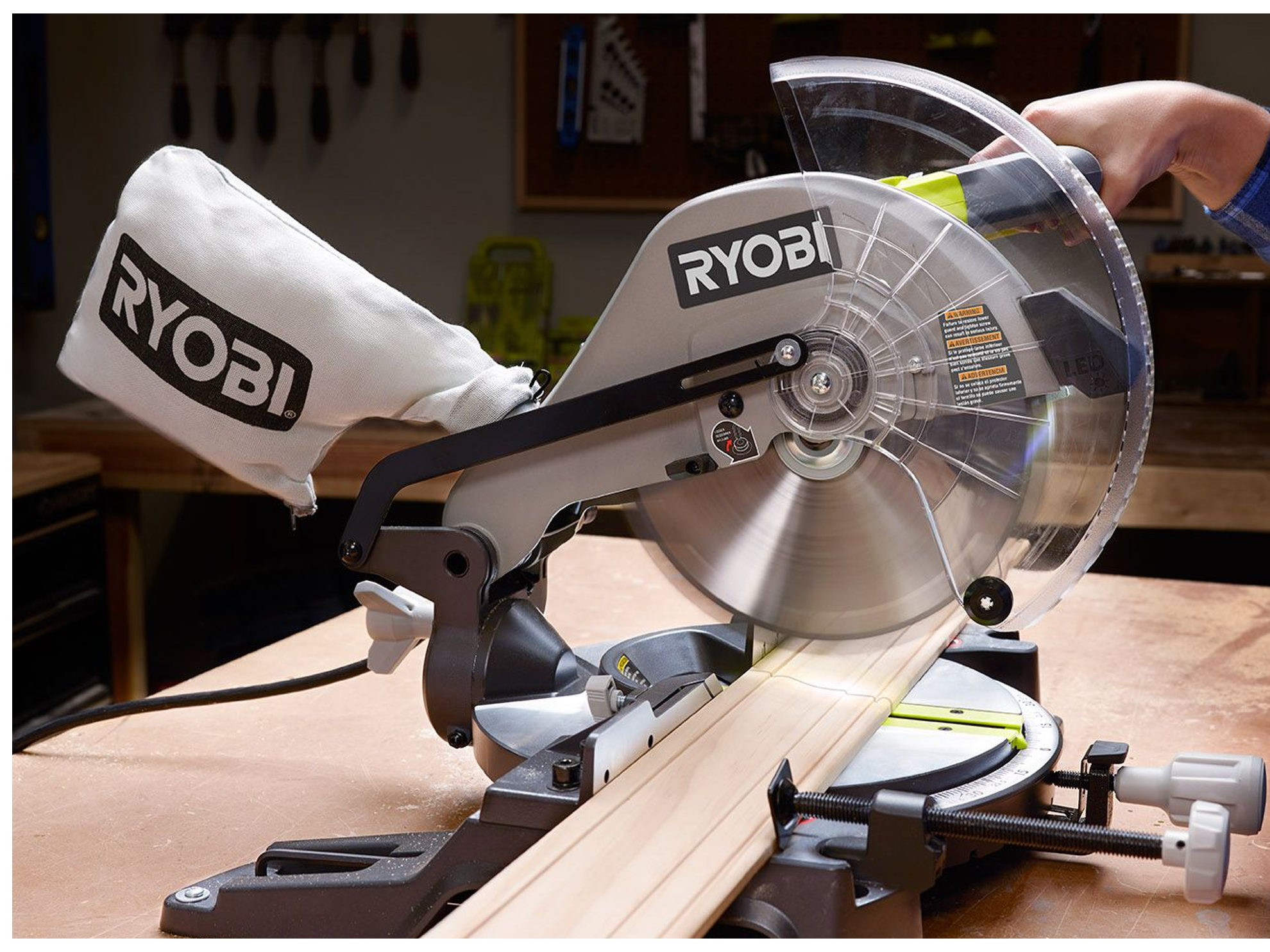 Miter stops located at the most common angles 0°, 15°, 22.5°, 31.6°, and 45°
